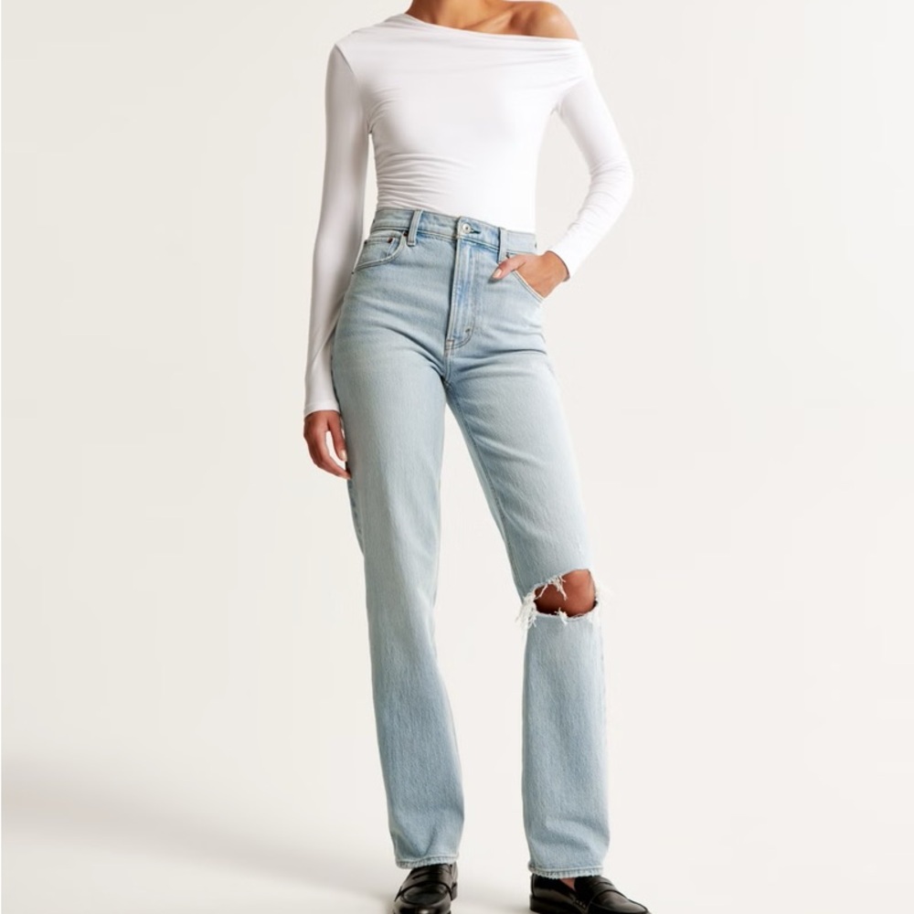 ABERCROMBIE Ultra High Rise 90s Straight Jean x Light Destroy - size 29/S